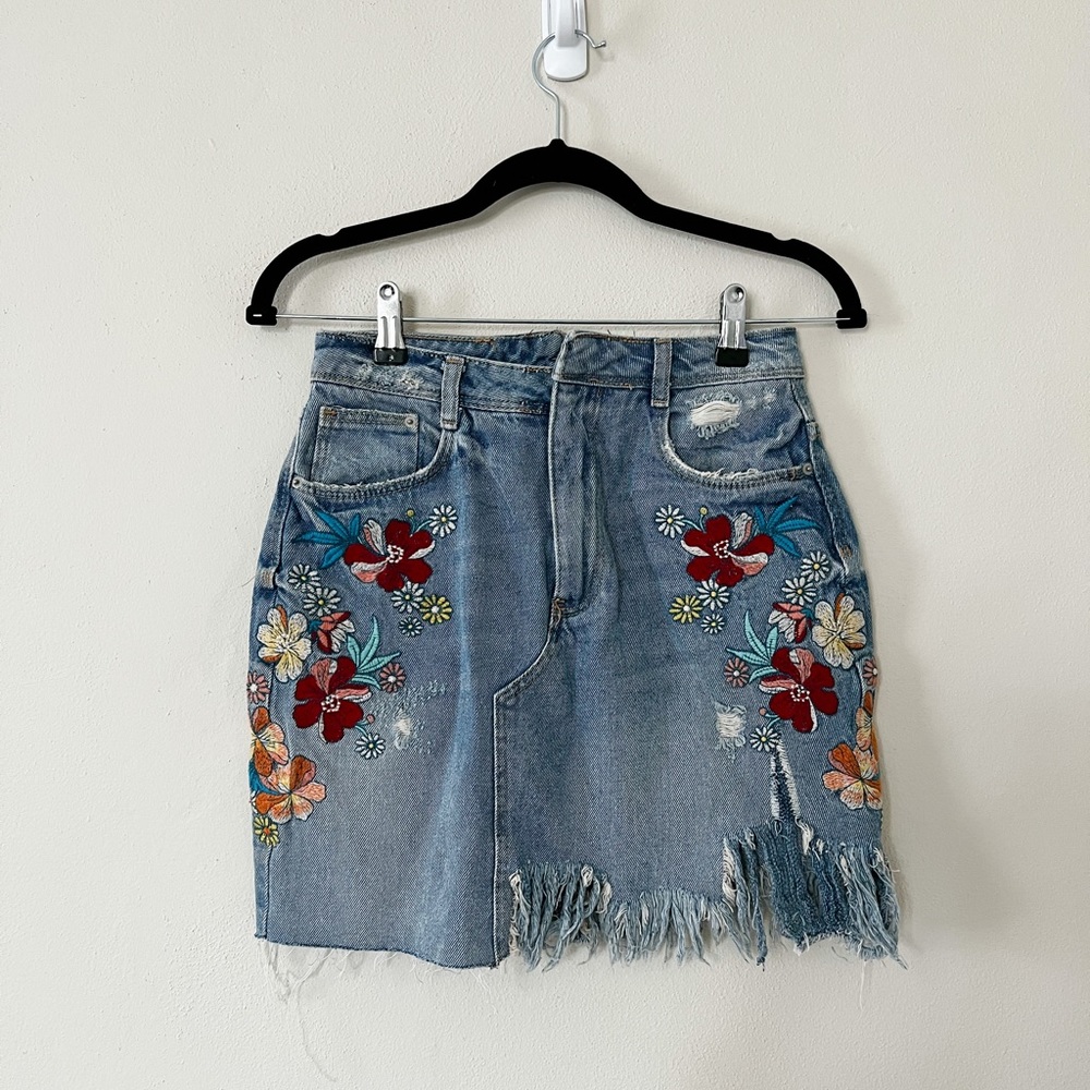 Zara Embroidered Floral Mini Denim Skirt Small - Picture 1 of 3